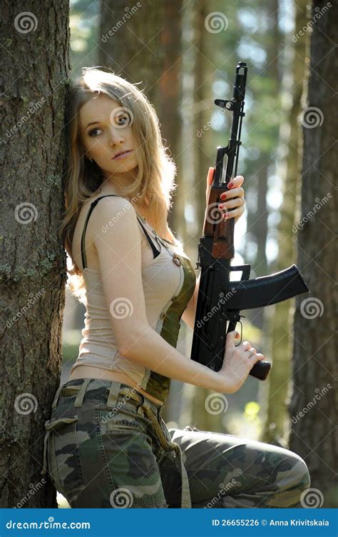 Jeune Blonde Avec Un Fusil Photo Stock Image Du Action