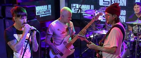 Nieto Ni Lo Otro De Todo Un Poco Red Hot Chili Peppers en una presentación en vivo