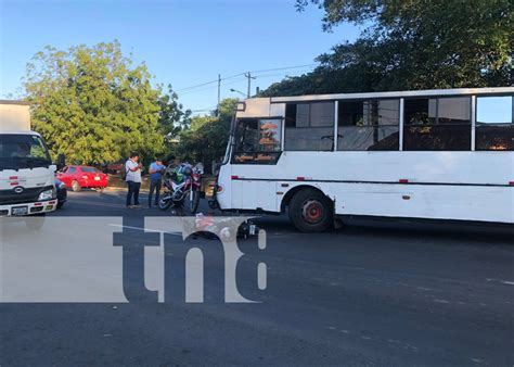 Motociclista Se Salv De Quedar Bajo Las Pesadas Llantas De Un Bus En