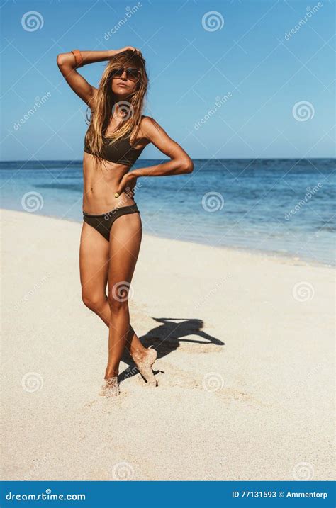 Modello Femminile Sensuale Che Posa In Bikini Sulla Spiaggia Immagine Stock Immagine Di