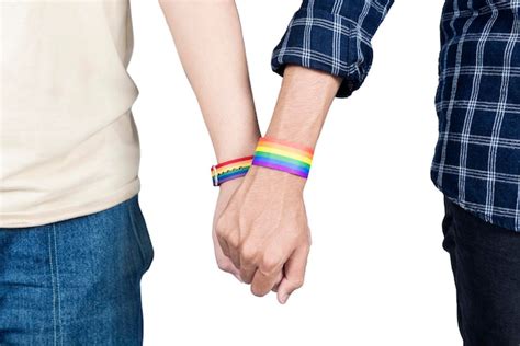 Um Casal Gay Uma Pulseira De Bandeira Do Arco Ris Lgbt De M Os Dadas Juntos Em P Foto