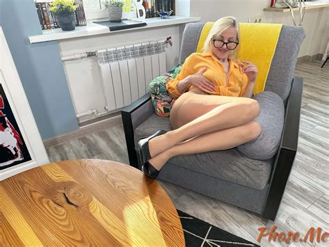Blonde Milf In Tan Pantyhose And Heels Nude Pics Xhamster