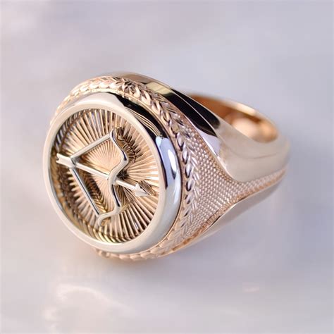 Мужское золотое кольцо-печатка со стрелой и луком по эскизу Клиента ...