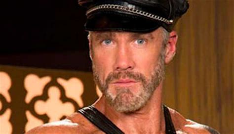 Jornalista abandona carreira e vira ator pornô para gays Gay