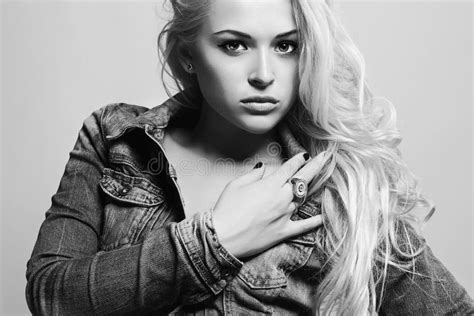 Zwart Wit Portret Van Blonde Sexy Vrouw Mooi Meisje In Jeans Stock Foto Image Of Manier