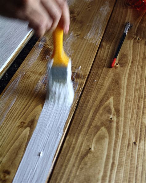 achieve  crackle paint effect  glue foxy folksy