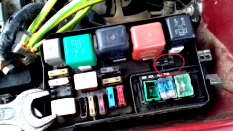 Где находится реле поворотов тойота спринтер - 92 фото