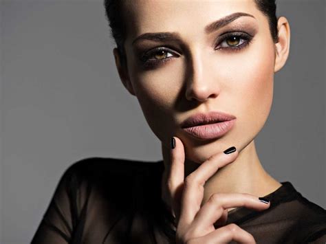 Nude Make Up To Gold Smokey Eyes Festive Beauty Trends To Try