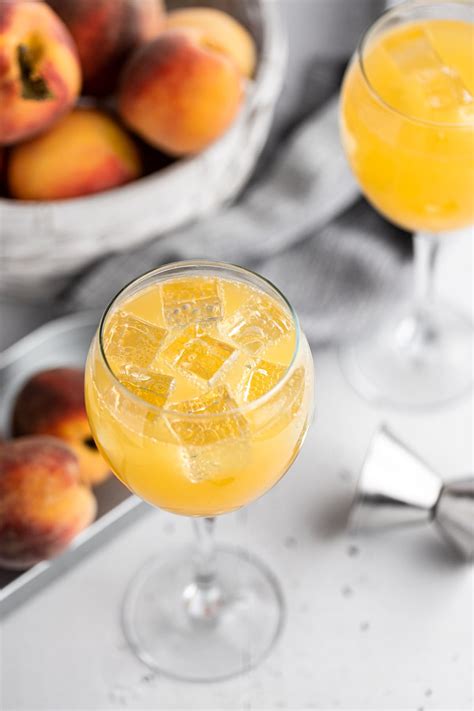 21 Amazing Peach Cocktail Recipes That You Need To Try