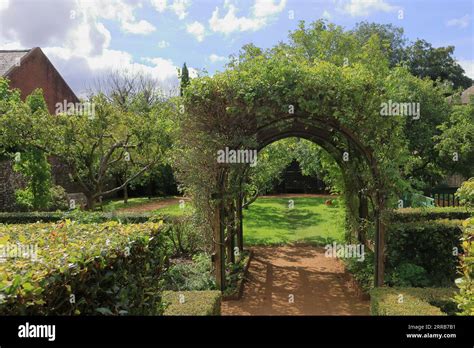17th Century Gardens Hi Res Stock Photography And Images Alamy