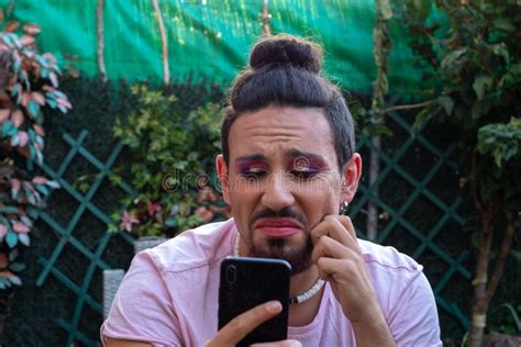 Inventar Um Transexual Gay Feliz Barba Imagem De Stock Imagem De Pintado Pessoa