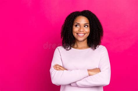 Foto De La Jovencita Jovencita Graciosa Dama De Brunette Cruzada De Brazos Luce Camisa Rosa