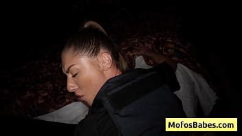 Une bombasse blonde sexy de la police a soif de bite fraîche et la prend fort par derrière