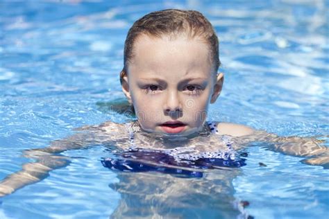 Muchacha Del Ni O En Bikini Azul Cerca De La Piscina Verano Caliente Foto De Archivo Imagen De