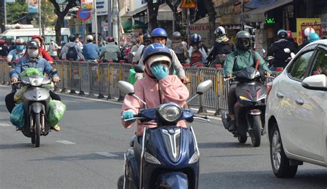 Nam Bộ nắng nóng gay gắt chỉ số UV rất cao Người dân trùm kín ra đường Tổng liên đoàn lao