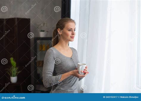 Junges Teenager Steht Vor Dem Fenster Und Sieht Es An Blonde Frau Zu Hause Stockbild Bild