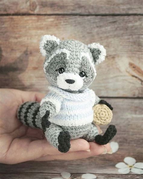 crochet 💙 toys 💛 patterns on Instagram: "Крошка енот готов показаться 😊 ...