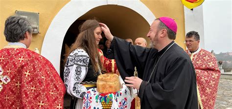 Vizită pastorală a PS Claudiu în parohia Cojocna Catholica ro