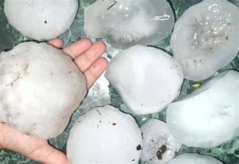 Granizo gigante assusta moradores na Argentina e imagens impressionam ...