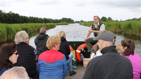 Varen Door De Weerribben Sterrenkijken En Kievitsbloemen Bewonderen Tijdens Groene Karavaan