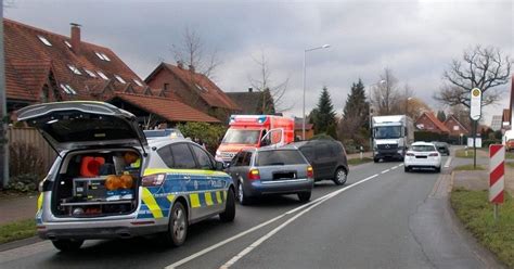 Haltenden Bus Berholt Fahranf Nger Kracht In Den Gegenverkehr