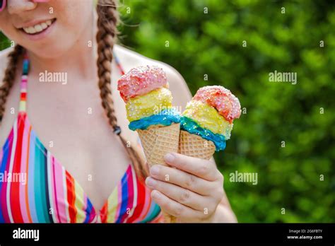 Jeune Fille En Bikini Rose Banque De Photographies Et Dimages Haute R Solution Alamy