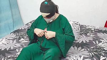 Hermosa chica musulmana milf muestra tetas y coño en hijab XVIDEOS