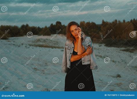 Sexy Blonde Behaarte Junge Frau in Den Sanden Der Wüste Aufwirft Beleuchtete Durch