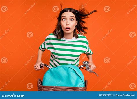 Foto De La Dama De Brunette Milennial Impresionada Tiene Camiseta Verde De Viaje Aislada En