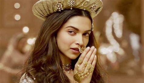 Deepika Padukone In Bajirao Mastani Look Steals The Show And Hearts