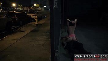 Slut rugueux gang et domination de l agent féminin Les gars font des passes à XVIDEOS