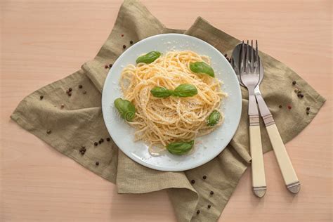 Plat Avec Des Spaghetti Et Basilic Sur La Table Recettes D Licieuses De