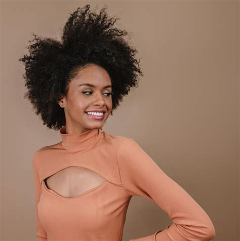 Primer plano de una joven afro latina sonriente alegría positiva y amor hermoso cabello estilo
