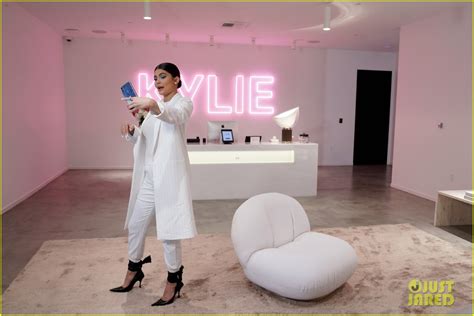 Kylie Jenner Brings Daughter Stormi to Her Interview on 'Ellen' - Watch ...