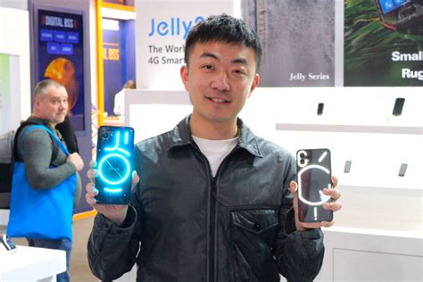 На MWC 2023 показали бюджетный клон прозрачного смартфона Nothing Phone ...
