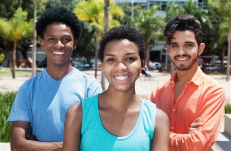 Un Gruppo Di Tre Adulti Giovani Dell America Latina Di Risata In Citt Immagine Stock Immagine