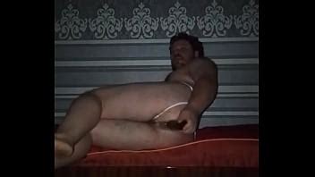 Gay se folla su enorme culo apetitoso de pie y tumbado en el sofá