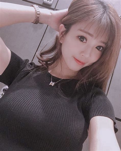 Khoe với cộng đồng mạng cách giải nhiệt mùa hè của mình cô giáo hot girl nhận cả rổ gạch đá