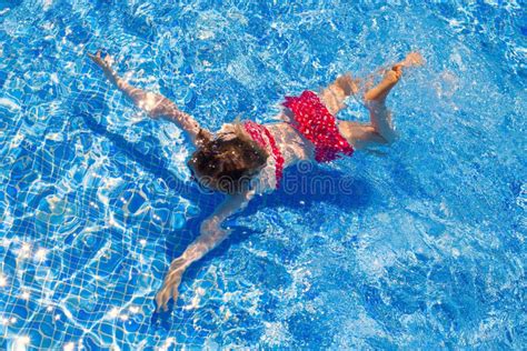 Natation De Fille D Enfant De Bikini Sur La Piscine Bleue De Tuiles Image Stock Image Du