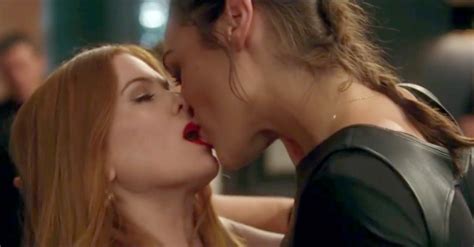Isla Fisher And Gal Gadot Kiss Keeping Up With The Joneses Lesbian Media Blog