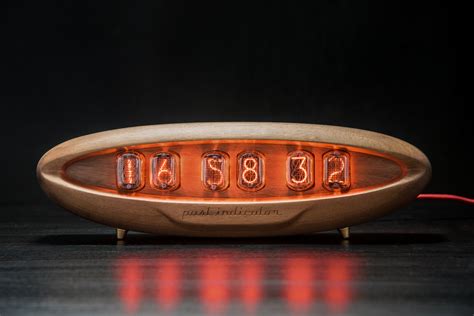Ламповые часы от Past Indicator