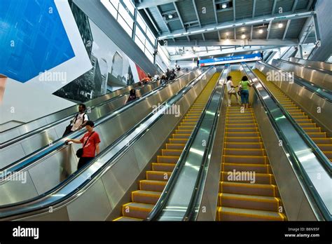 Mechanische Rolltreppe Stockfotos Und Bilder Kaufen Alamy