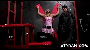 Babe obtient son fossé visage et sa chatte percée dans le fétiche de domination XVIDEOS