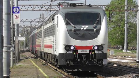 Treni Passeggeri E Treni Merci In Transito Arrivo E Partenza Alla