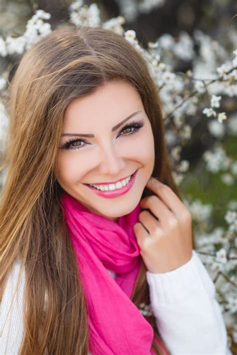 Portret Van Een Jong Brunette In Een Weelderige Tuin Stock Afbeelding Image Of Bloei Tuin