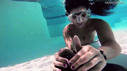 Brita Piskova Stays Long Underwater Naked