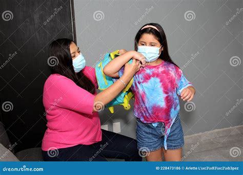 Latina Moeder En Dochter Bereiden Zich Voor Met Rugzak En