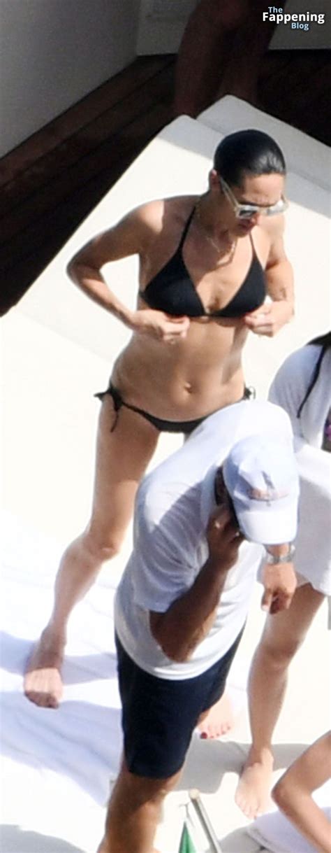 Jennifer Connelly Shows Off Her Toned Bikini Body While Enjoying A Summer Holiday With Paul