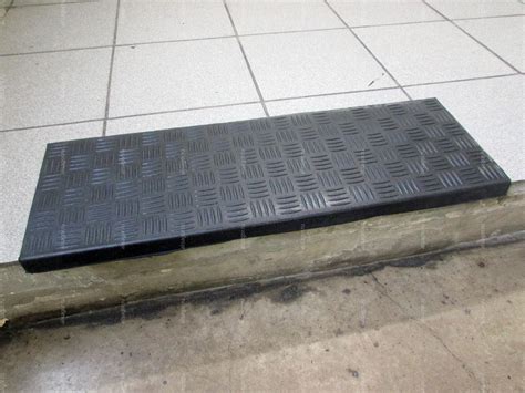 Резиновые накладки на ступени перед подъездом жилого дома