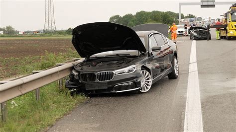 Schwerer Verkehrsunfall auf A65 Höhe Mutterstadt Zwei Autos und ein